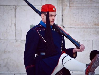 Συγκλονιστικές οι αντιδράσεις των πολιτών στην αλλαγή της Προεδρικής Φρουράς στο Σύνταγμα πριν το συλλαλητήριο (βίντεο)